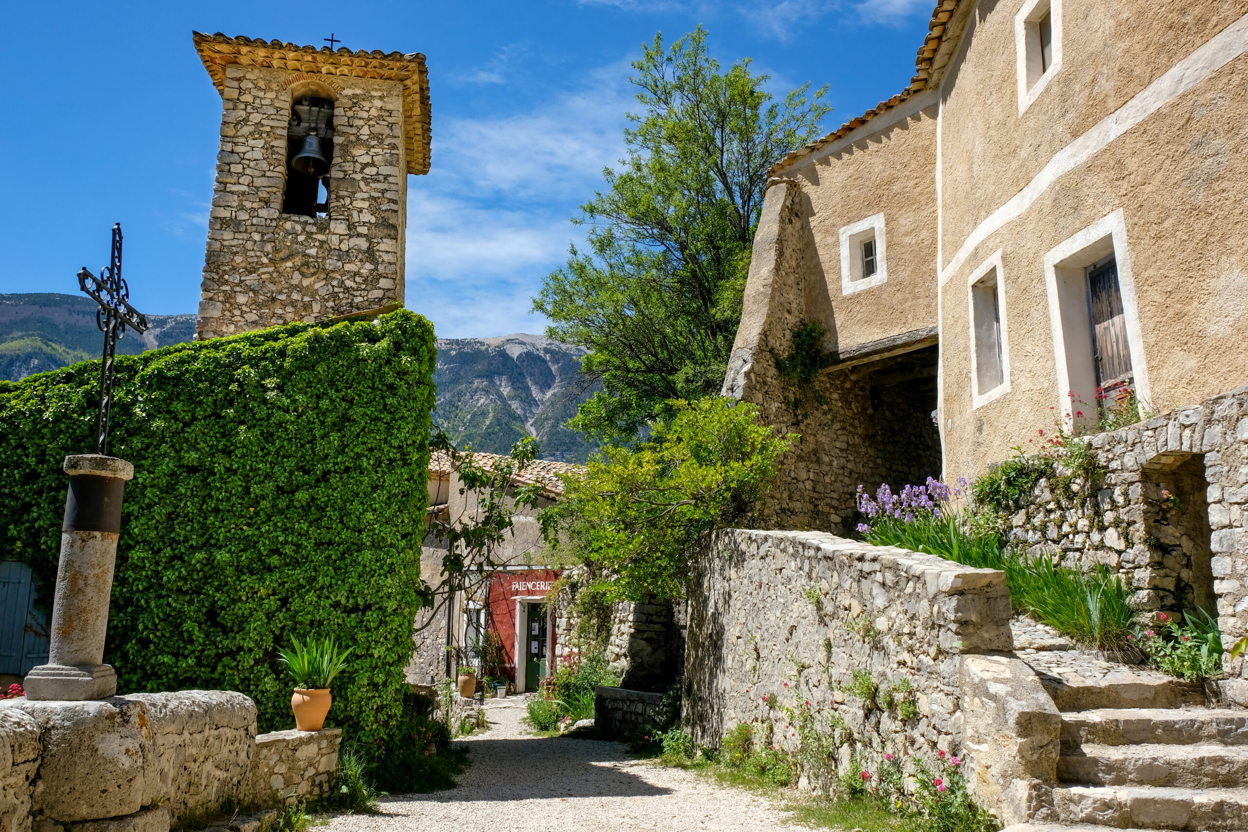 Clocher et calade village de Brantes
