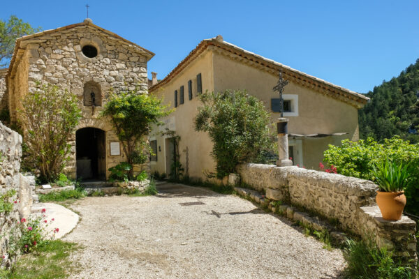 Calade et chapelle de Brantes