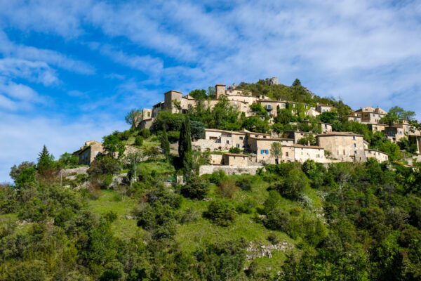 Le village de Brantes sur sa colline.