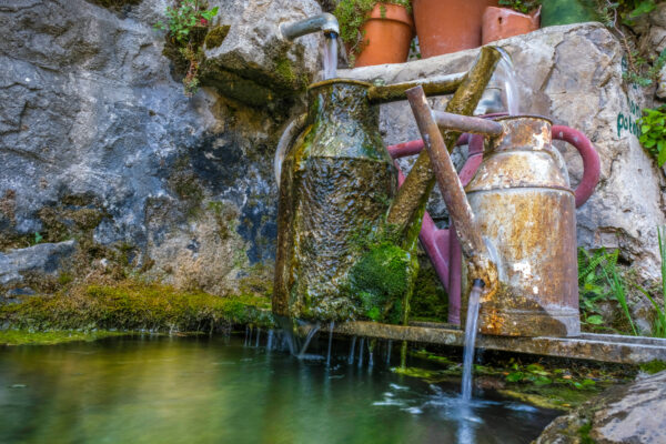 Zoom sur la fontaine de Brantes.