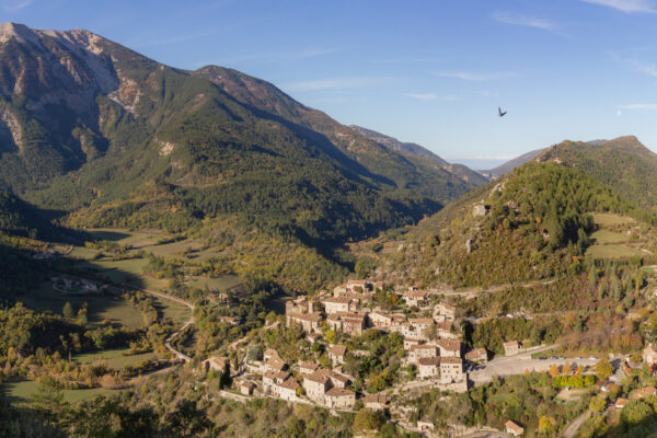 Vue éloignée de Brantes et des contreforts du Ventoux