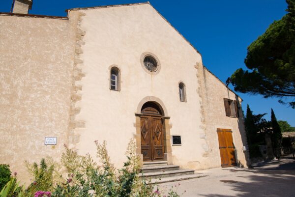 Façade de l'église de Roaix