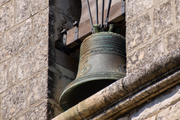 Gros plan sur cloche de l'église de Roaix