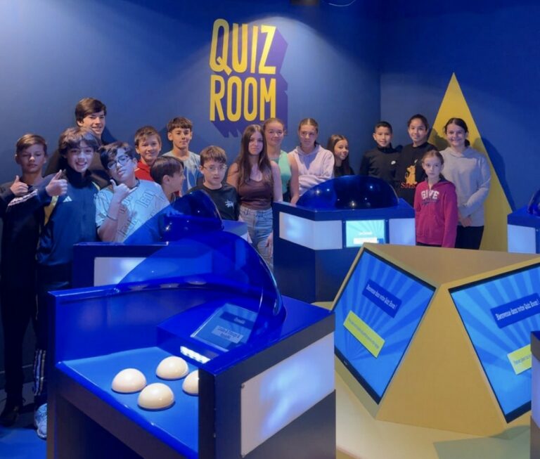 Adolescents en sortie avec le Club Jeunes Vaison Ventoux à Quiz Room.
