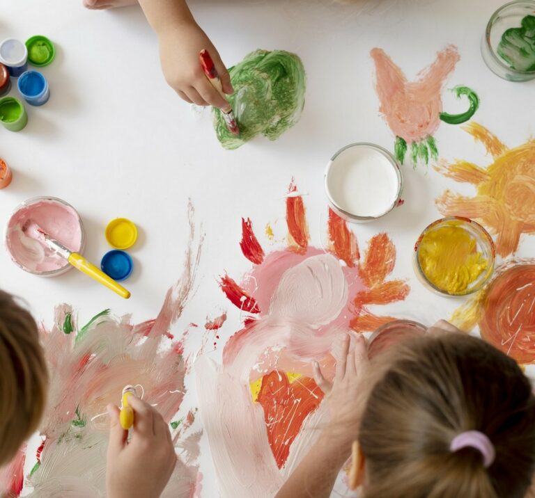 Des enfants participent à un atelier de peinture.