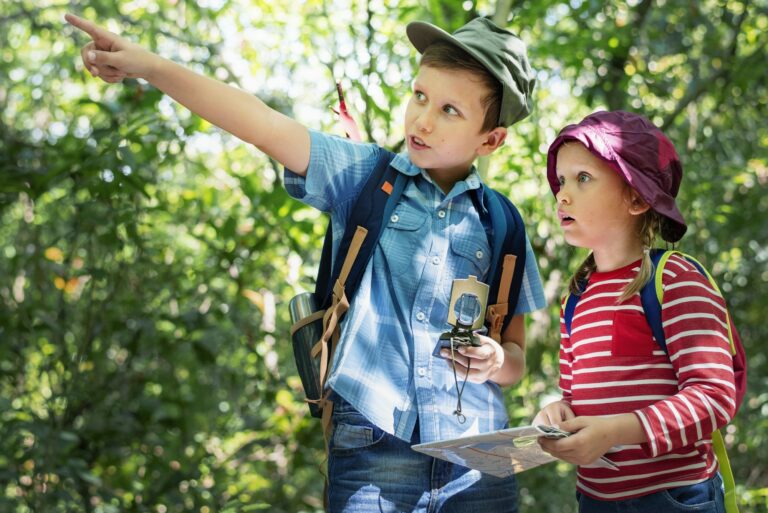 Des enfants consultent des cartes lors d'un parcours d'orientation.