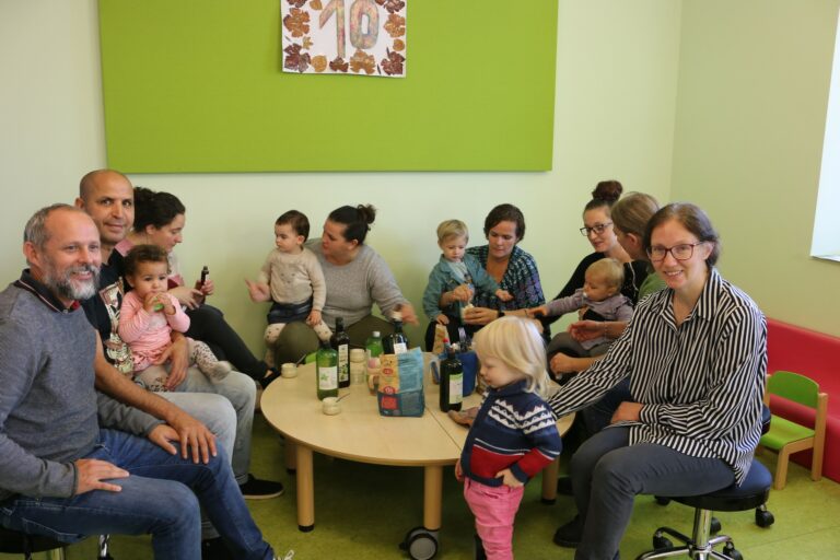 Des parents se détendent avec leurs enfants au Lieu d'accueil enfants-parents.