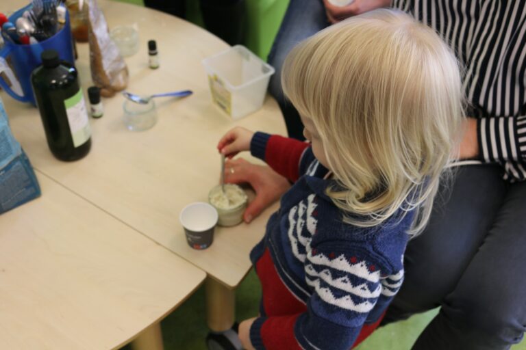 Un enfant participe à un atelier manuel au Lieu d'accueil enfants-parents.