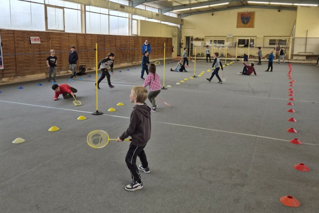Des enfants jouent au badminton au boulodrome de couvert de Faucon.
