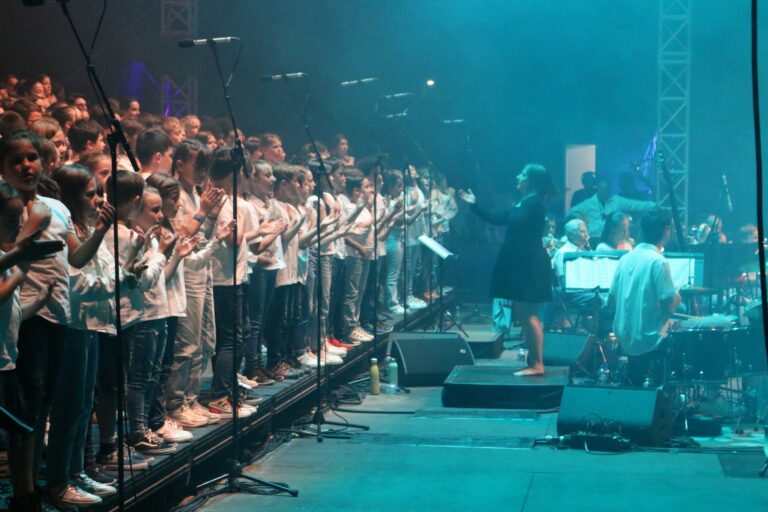 Les chorales de l'école de musique lors du concert 2023 au théâtre antique de Vaison-la-Romaine.