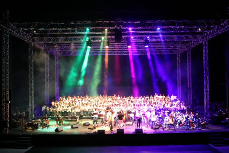 Les élèves de l'école de musique réunis au grand complet pour le final du concert de juin 2023 au théâtre antique de Vaison-la-Romaine.
