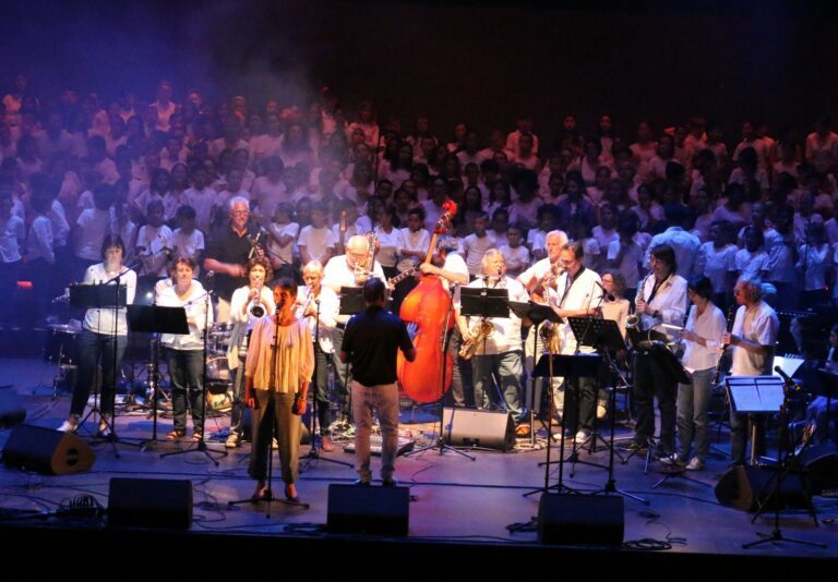 Des élèves de l'école de musique accompagnent le Groupe Solar Trio lors du concert de juin 2023.