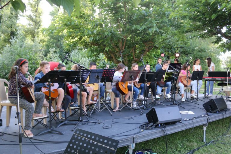 Les élèves du cours de guitare lors du dernier concert champêtre.