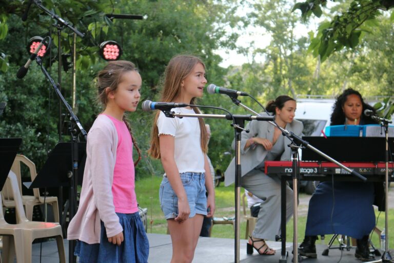 Deux jeunes filles de l'école de musique chantent lors du dernier concert champêtre.