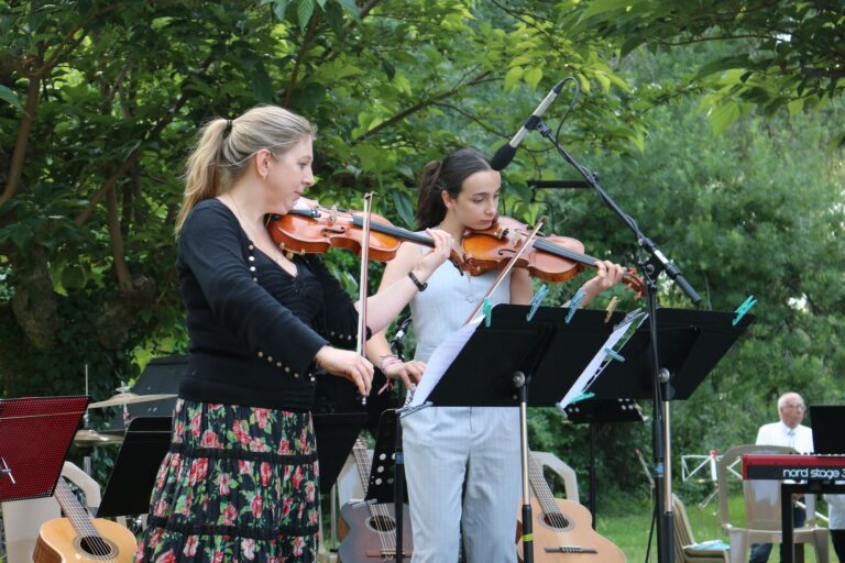 Deux jeunes femmes élèves violonistes à l'école de musique, lors du dernier concert champêtre.