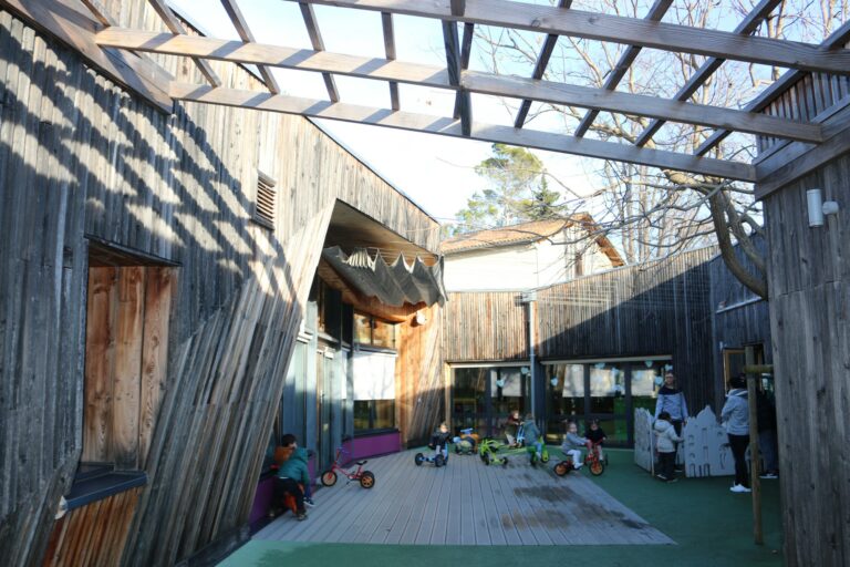 Cours intérieure de la crèche Les écureuils.
