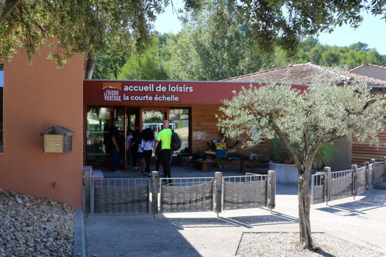 Vue sur l'entrée de l'accueil de loisirs La courte échelle.