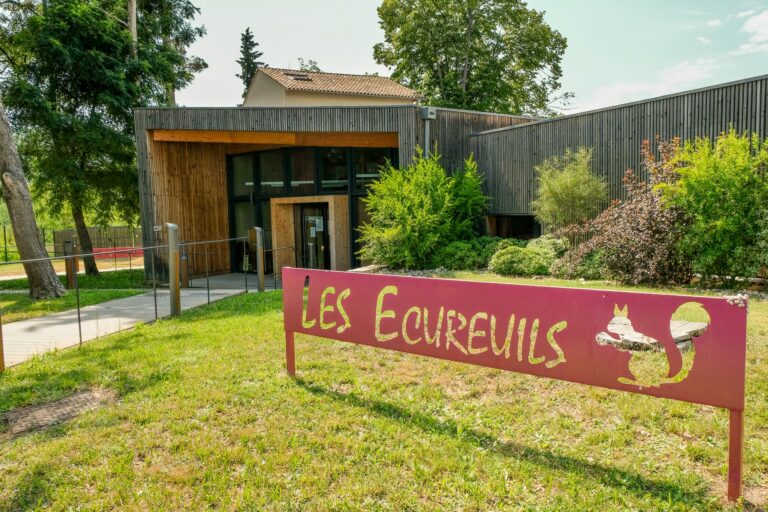 Entrée de la crèche Les écureuils à Vaison-la-Romaine.