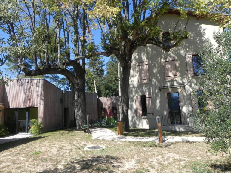 Vu extérieure du bâtiment qui abrite le Relais petite enfance