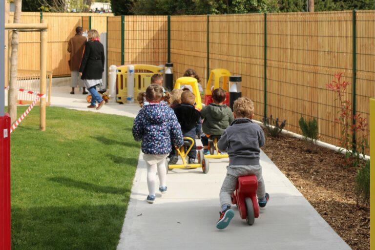 Groupe d'enfants crèche Les p'tits malins