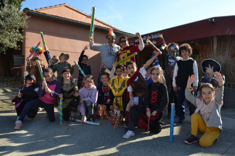 Des enfants de l'accueil de loisirs déguisés pour le carnaval.