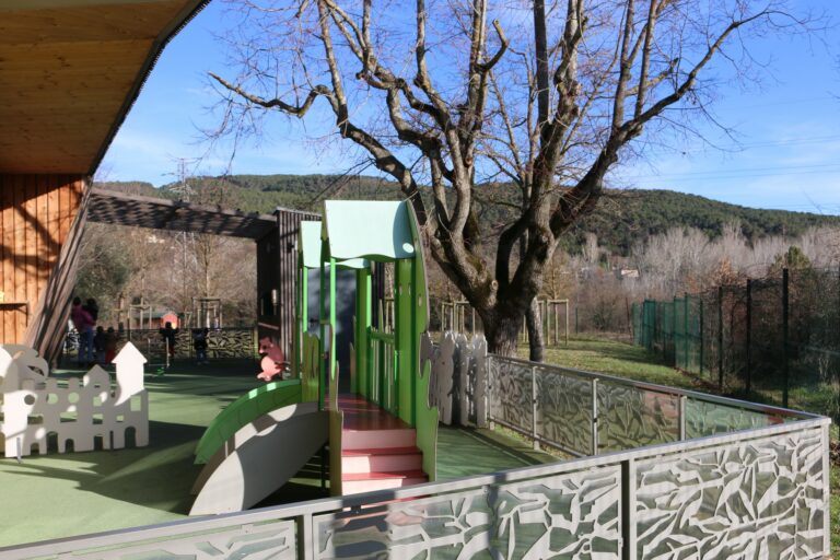 Vue extérieure d'une des cours de la crèche Les écureuils