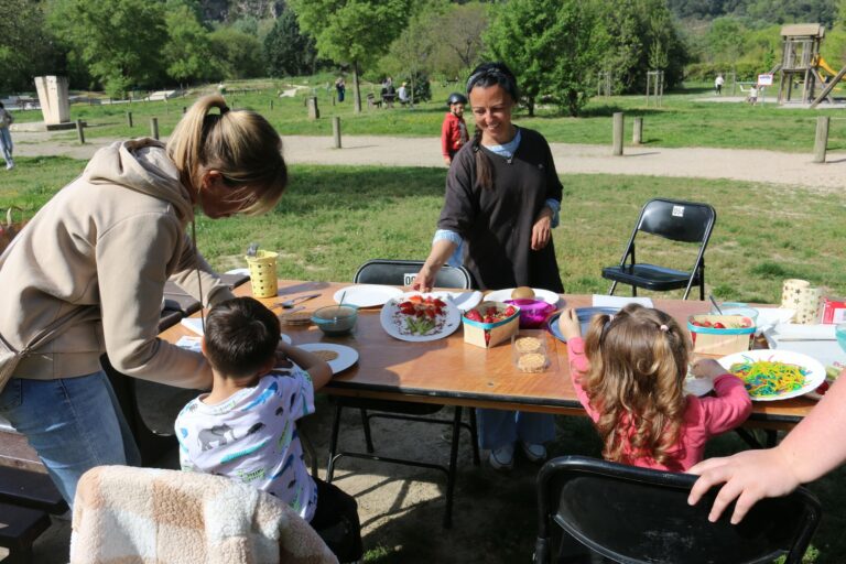 Des enfants participent à un atelier culinaire lors d'une journée festive en famille.