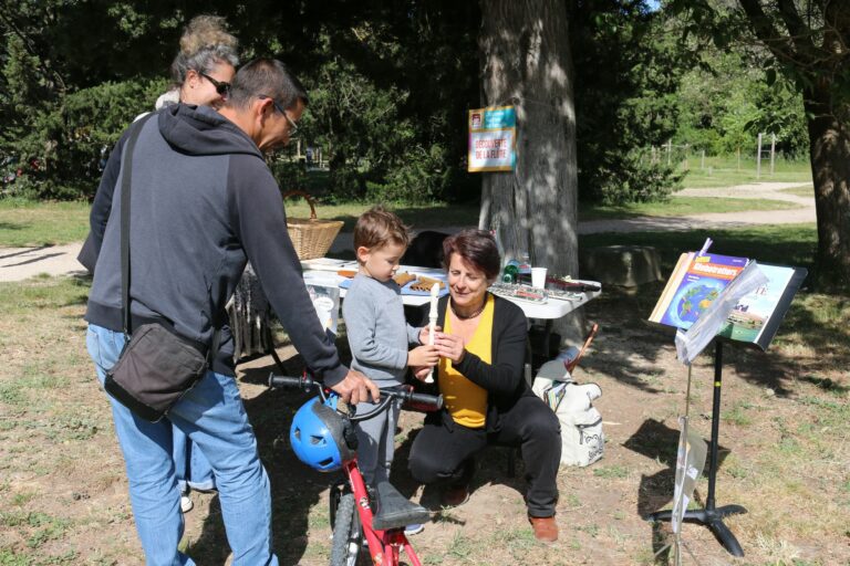 Des enfants font connaissance avec la flûte lors d'une journée festive en famille.
