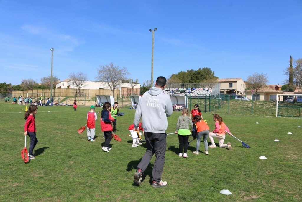 Des enfants de cycle 2 participent à la journée multisports au stade municipal de Rasteau.