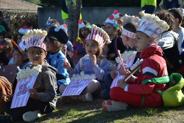 Des enfants de l'accueil de loisirs déguisés pour le carnaval.