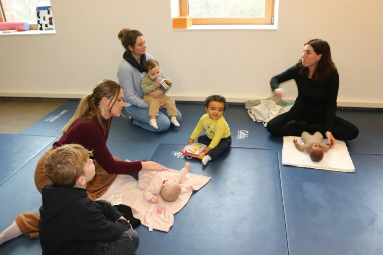 Des mamans participent à un atelier de massage pour bébés.
