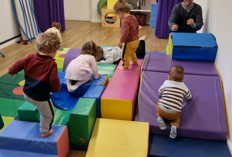 Des enfants participent à un parcours de motricité au Lieu d'accueil enfants-parents.