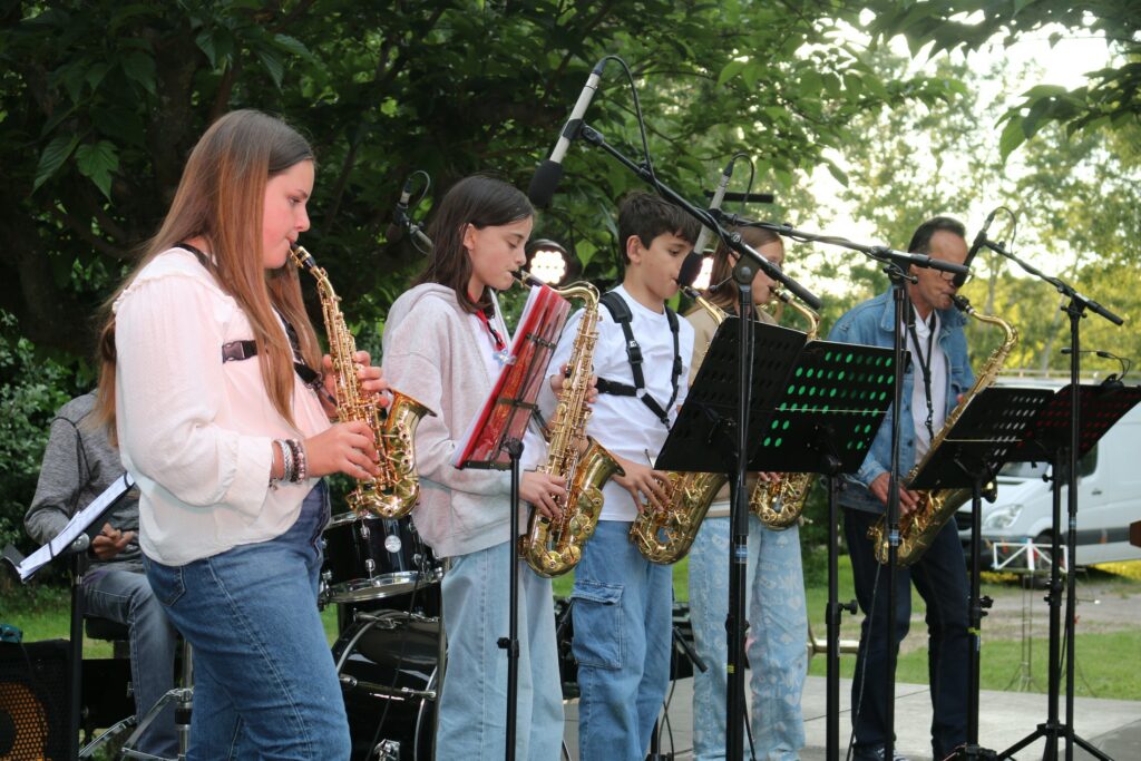 L'orchestre à vent lors d'un concert en plein air donné par l'école de musique Vaison Ventoux