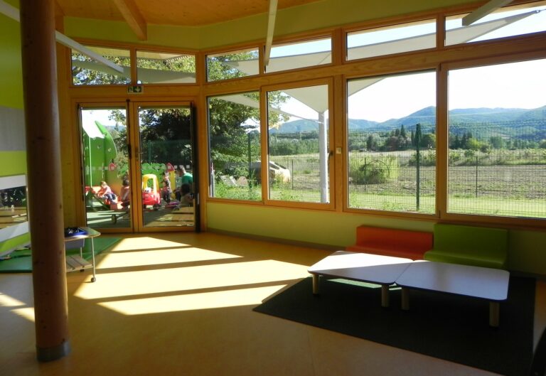 Vue du paysage environnant depuis l’intérieur de la crèche Les écureuils.