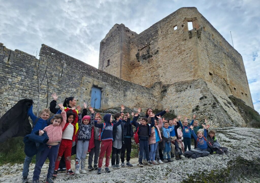 Des enfants de l'accueil de loisirs lors d'une visite au château médiéval de Vaison-la-Romaine.