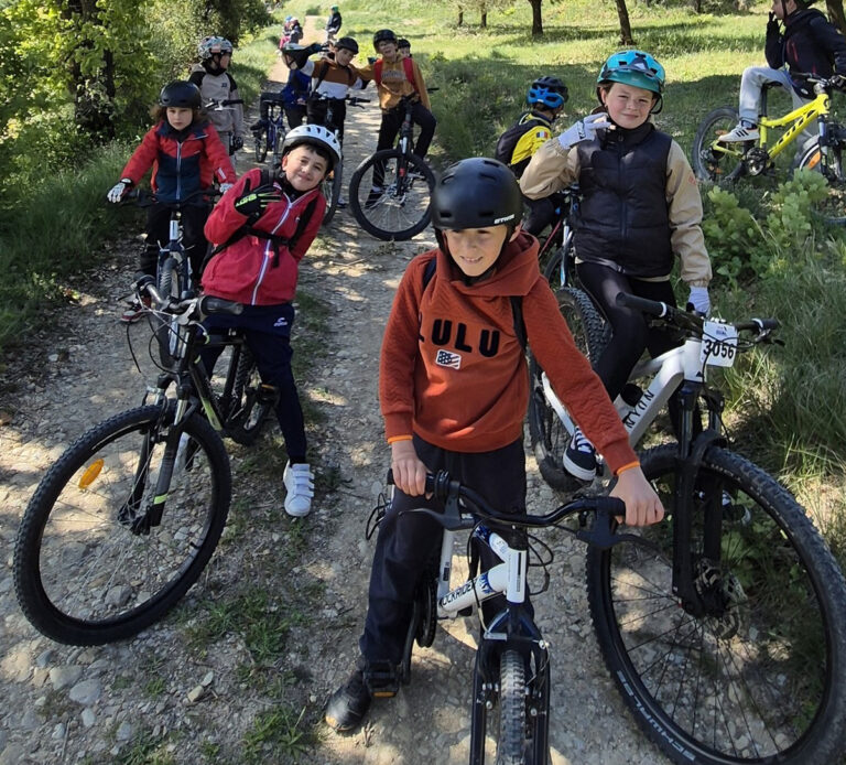 Groupe d'enfants en VTT avec Vaison Ventoux Sports.