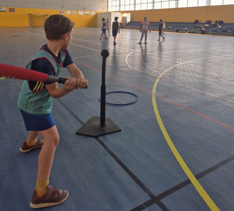 Enfants jouant au base-ball avec Vaison Ventoux Sports.
