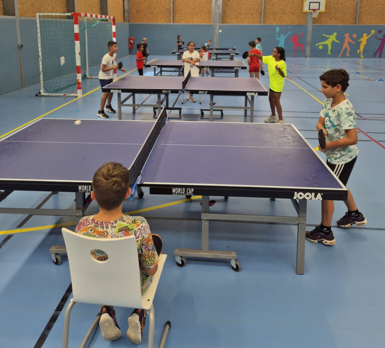 Enfants jouant au tennis de table avec Vaison Ventoux Sports.
