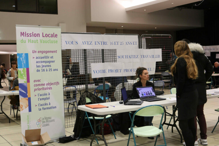 Le stand de La Mission Locale de Vaison-la-Romaine lors d'un forum à l'Espace culturel de Vaison-la-Romaine.