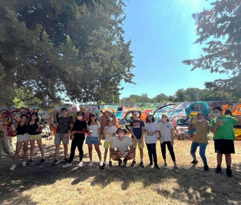 Groupe d'adolescents du Club Jeunes ayant réalisé des fresques au Jardin de Théos à Vaison-la-Romaine.