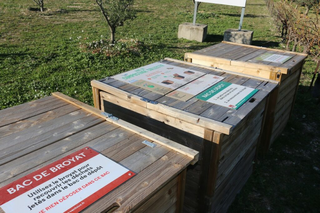 Aire de compostage collectif installée à Buisson.
