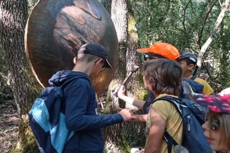 Des enfants de l'accueil de loisirs lors d'une balade en forêt.