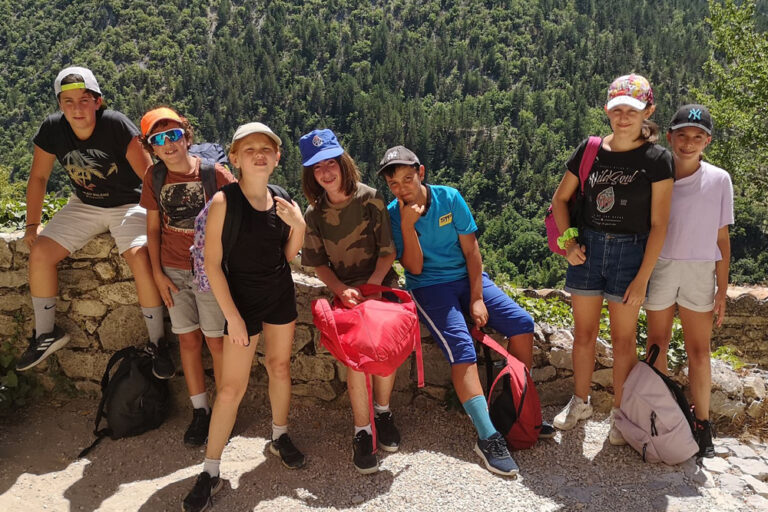 Des enfants prennent la pose lors d'une sortie de l'accueil de loisirs.