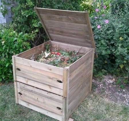 Composteur en bois de 400 litres vendu aux usagers par la communauté de communes.