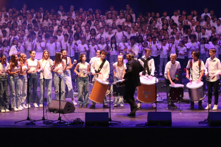 Ensemble de percussions de l'école de musique Vaison Ventoux jouant au Théâtre Antique de Vaison-la-Romaine.