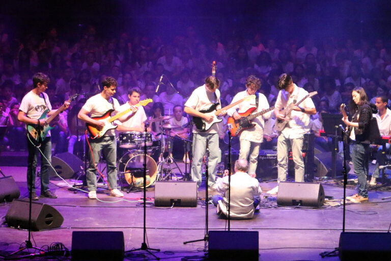 Elèves de l'école de musique jouant de la guitare électrique au théâtre antique de Vaison-la-Romaine.
