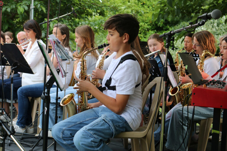 Enfants jouant du saxophone lors d'un concert de l'école de musique Vaison Ventoux.