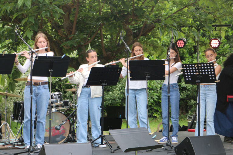 Elèves flûtistes au concert champêtre de l'école de musique Vaison Ventoux.
