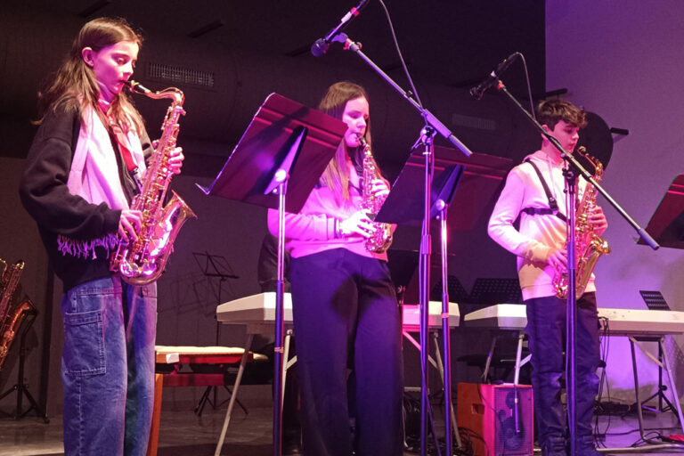 Enfants jouant du saxophone au Concert des Rois de l'école de musique Vaison Ventoux.