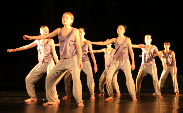 Un groupe d'adolescentes, lors d'un spectacle de Danse contemporaine de l'école intercommunale de danse Vaison Ventoux au théâtre antique de Vaison-la-Romaine.